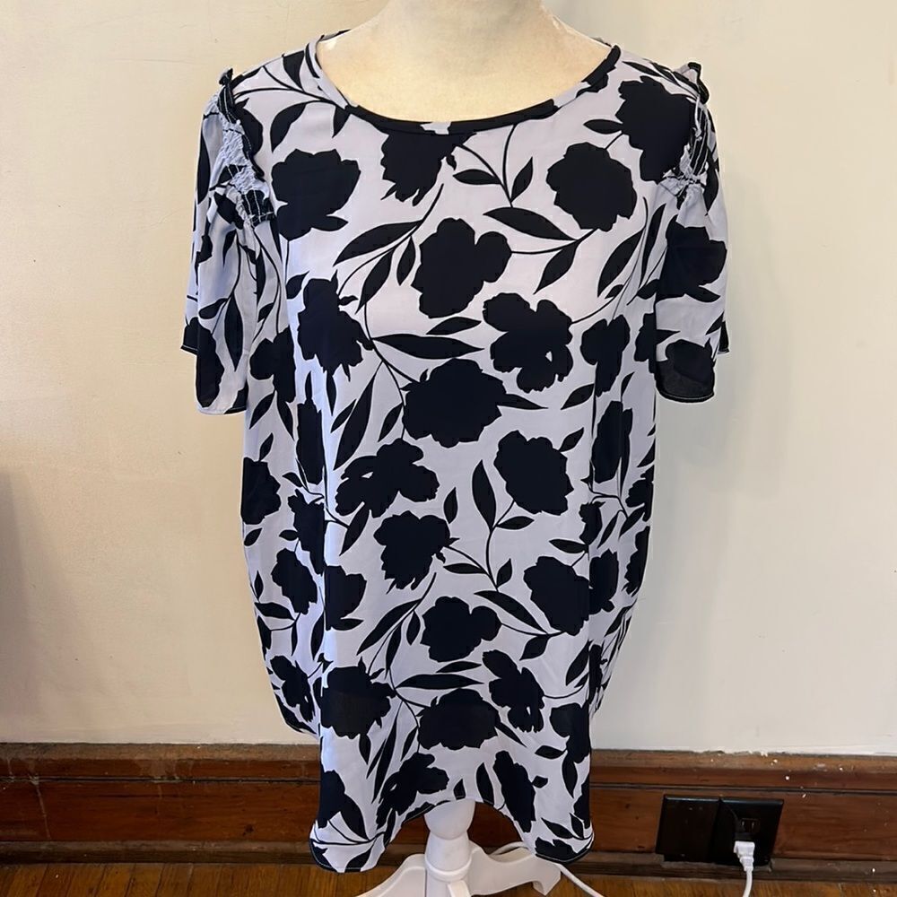 Ann Taylor gray black floral short sleeve blouse Size L New